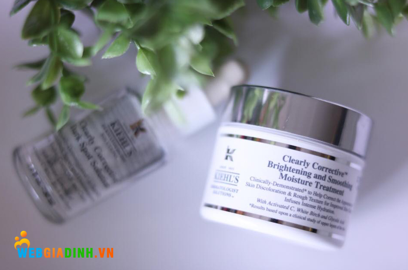 Kem Kiehl’s Clearly Corrective Brightening & Smoothing Moisture Treatment