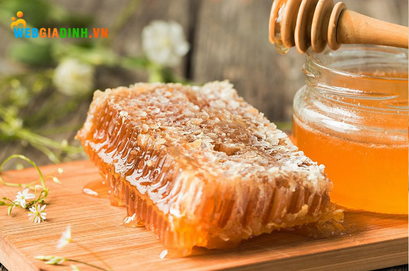 Sử dụng mật ong nguyên chất trị mụn đậu đen